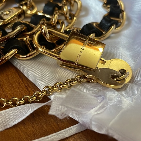 Authentic Dolce and Gabbana Belt/Bag chain with key set - Picture 9 of 15
